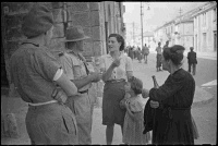 Italian women in Sora, Italy, talking to the first Allied World War 2 troops they have seen, New Zealand soldiers L E Hills and K J Galloway. Women and child unidentified.  Photograph taken by George Kaye, circa 3 June 1944, during the Italian campaign, Terrelle to Avezzano.  Caption on Defence Archive file print reads: 