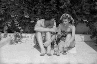 New Zealand soldier, probably of 29 Battery, 6 Field Regiment, New Zealand Artillery, talking to a local woman at the Divisional Artillery rest area near Trieste, Italy. Both are unidentified.  Photograph taken by George Kaye in 1945, circa May.  Caption on back of file print reads: 