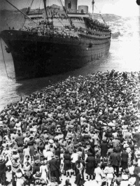 Crowd farewelling troopship Nieuw Amsterdam carrying soldiers of the 5th Reinforcements, Wellington, 7 April 1941.  Photograph taken by Charles P S Boyer.