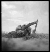 Unidentified New Zealand soldiers (probably from the 28th Battalion) working a 2 inch mortar in the Sirte area, Tripoli, Libya, 22 December, 1943.
